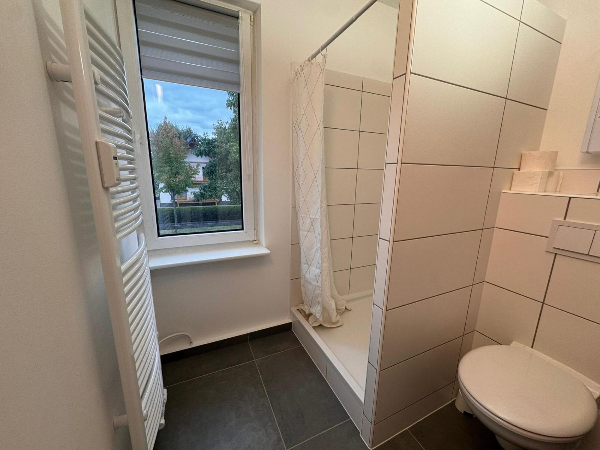 Fc-Apartmenthaus Falkensee Mit Grossem Garten Und Pkw Stellflaechen Exterior foto