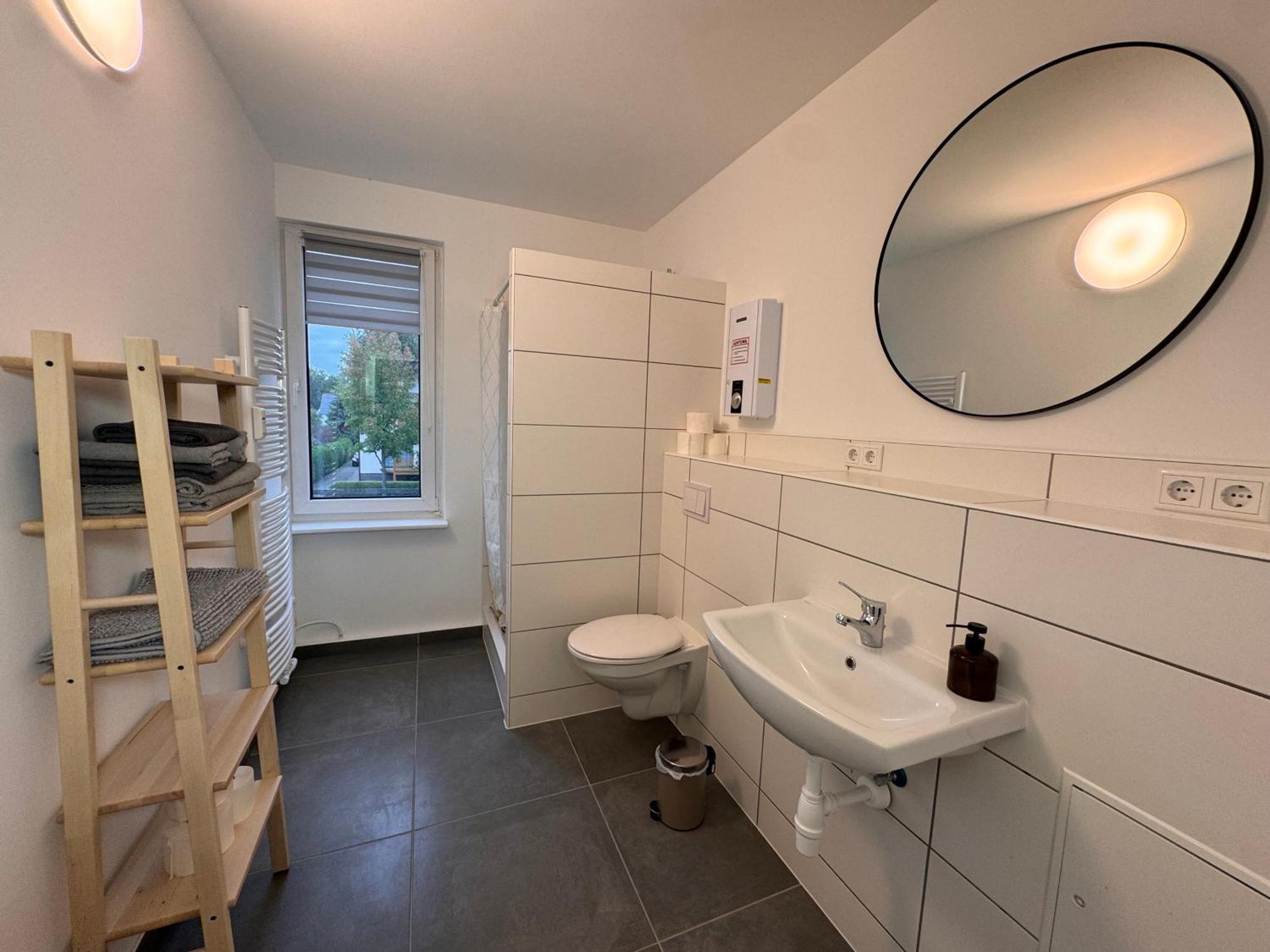 Fc-Apartmenthaus Falkensee Mit Grossem Garten Und Pkw Stellflaechen Exterior foto