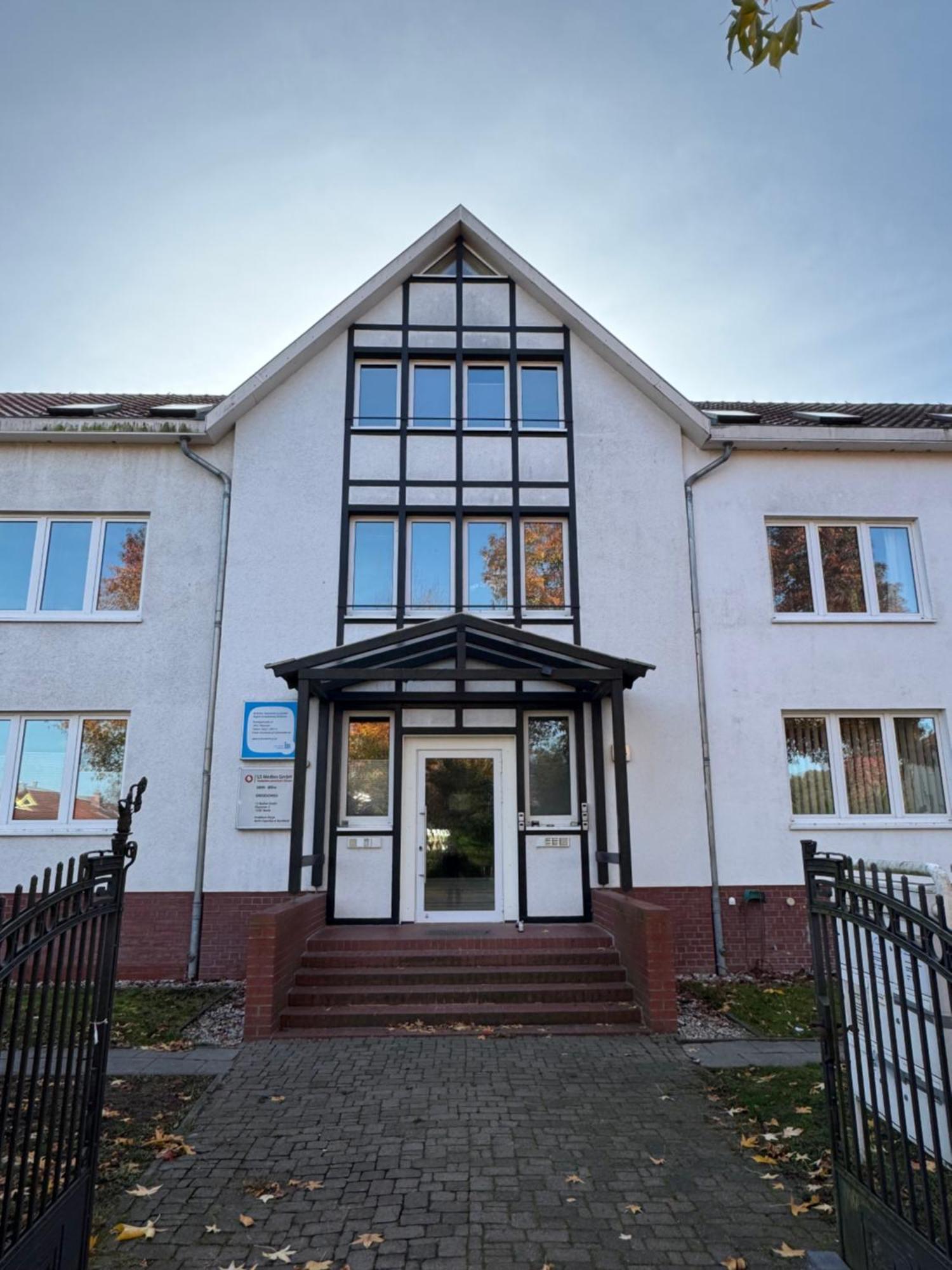 Fc-Apartmenthaus Falkensee Mit Grossem Garten Und Pkw Stellflaechen Exterior foto